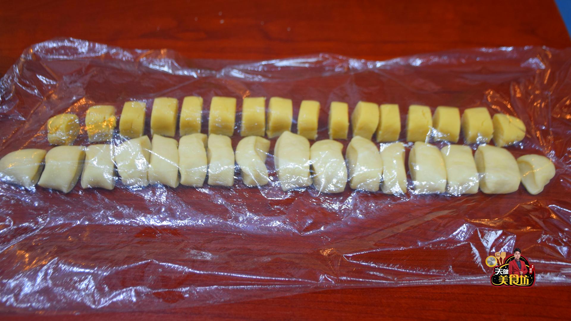 广式软皮绿豆饼的做法视频,为你讲解酥皮绿豆饼的制作方法