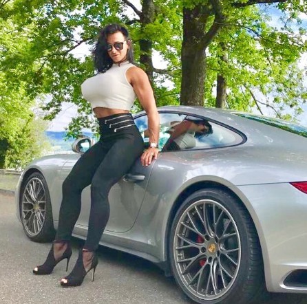 她是瑞典健身达人，由于凸显的腹肌，被粉丝称为“瑞典女超人”