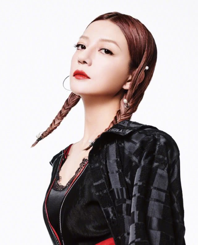 43岁赵薇尝试暗黑风格拍大片，绑两条“蝎尾辫”，看起来超A的