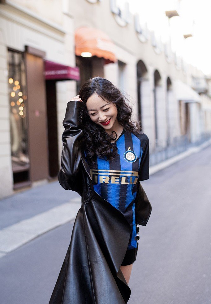 韩雪穿黑色风衣照,36岁的韩雪一身少女装现身