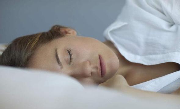 56岁女吃叶酸0.4毫克片每天吃多少,45岁女子每天服用叶酸