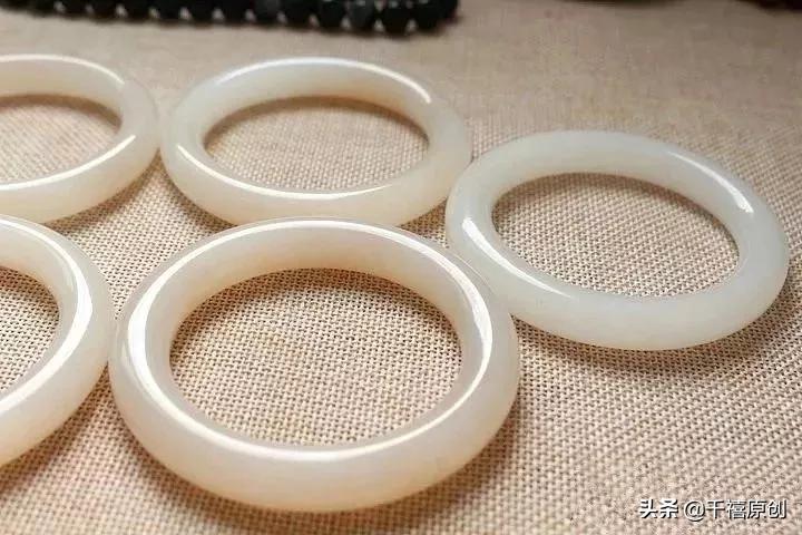 女人佩戴什么样的手镯最养人,女人一生最幸福的玉镯