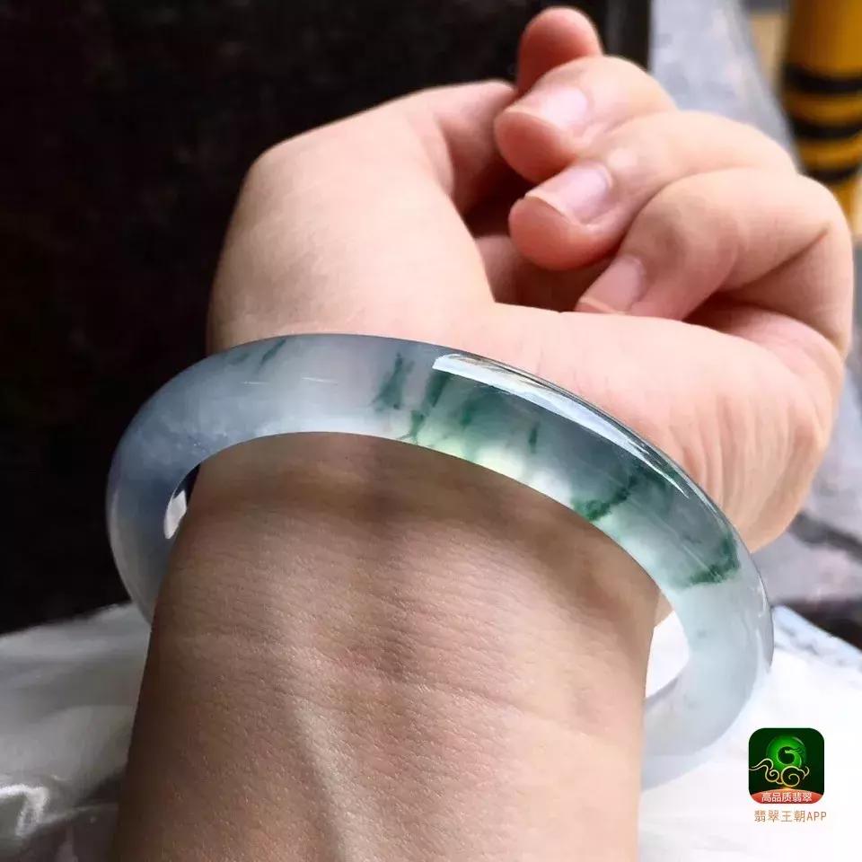 翡翠手镯到底应该戴左手还是右手,翡翠手镯戴哪只手是正确的