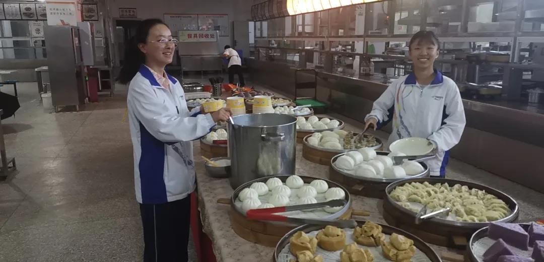 4.5万学子雨中赶考暖心镜头再现→