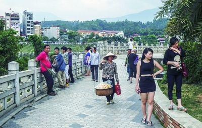 越南夜市生活美女如云,中国越南交界夜市