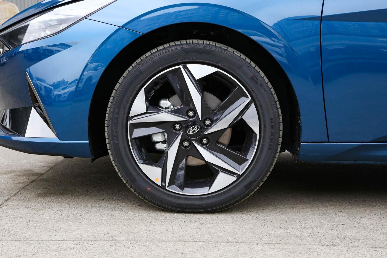 七代伊兰特百公里0-100实测,第七代伊兰特次顶配1.5l落地