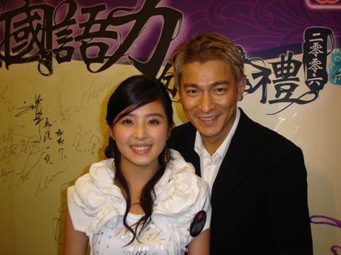 被迫成熟的张含韵，人缘好情商高，却不放大跟干爹刘德华的关系