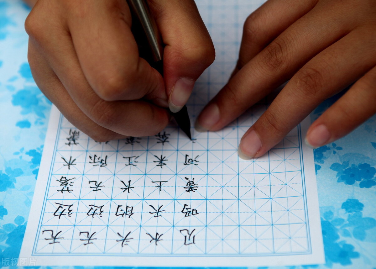 暑期怎样让孩子在家练书法,小孩学书法有必要去培训班吗