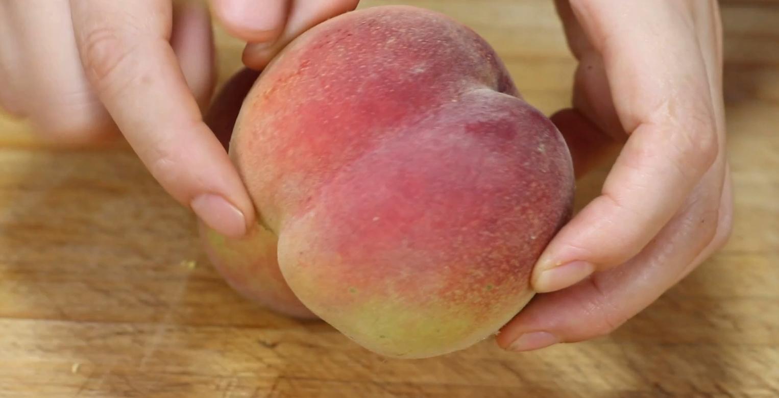 买桃子该怎么挑选呢,桃子怎么辨别甜酸