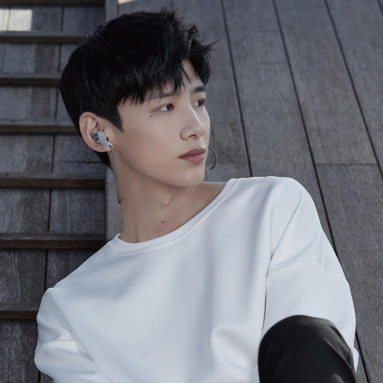 脸上有很多痣的男生代表什么,男人脸上有哪些痣不好图片