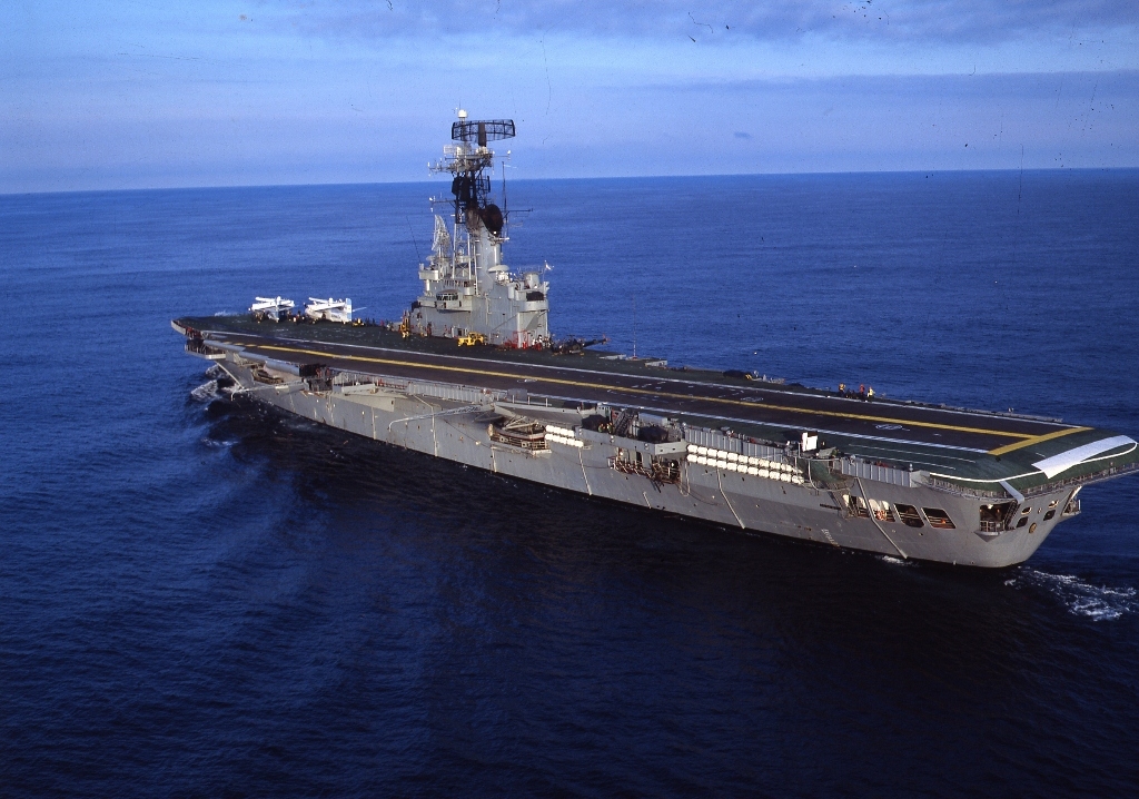 中国弹射型航母有几艘,航母带四艘两栖攻击舰