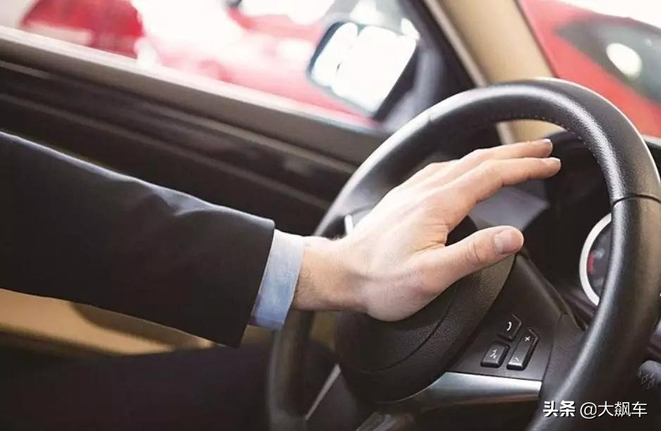 孩子被锁车内自救动画片,孩子锁车内如何自救