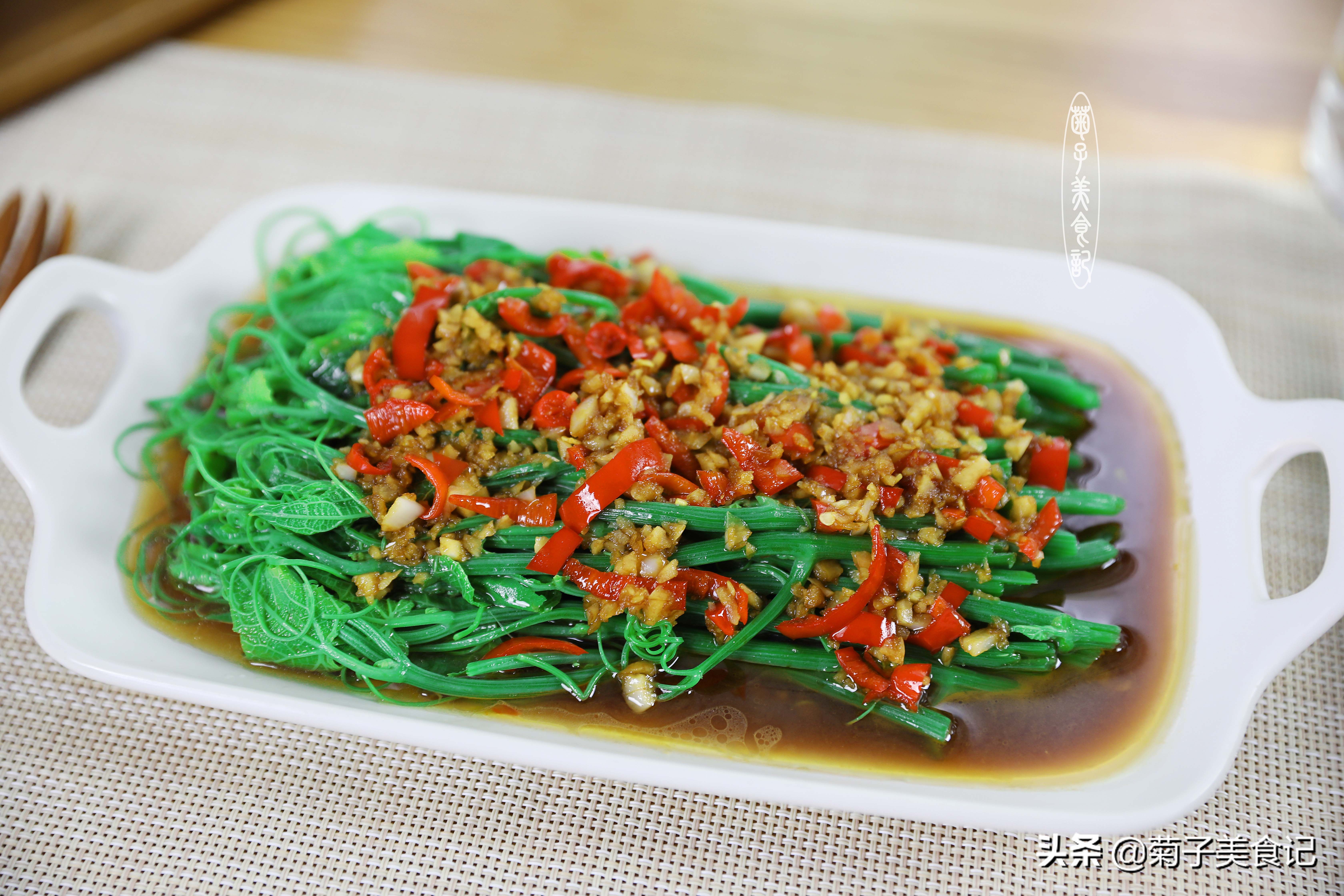 这道爽口凉拌菜简单开胃全家都爱,一道凉拌菜吃起来非常的鲜嫩可口