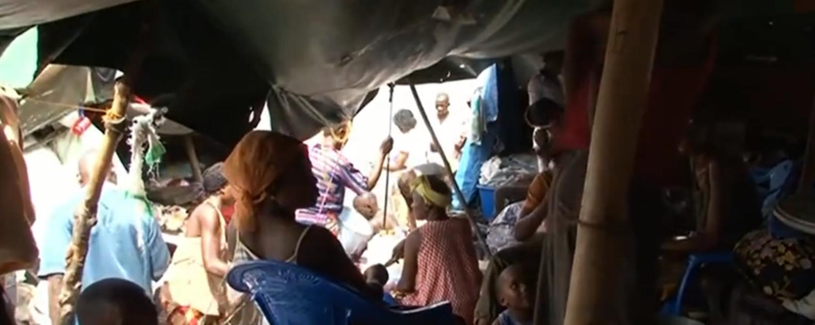 非洲货船严重超载，1700人挤在上面没有厕所，晚上开船用手电照明