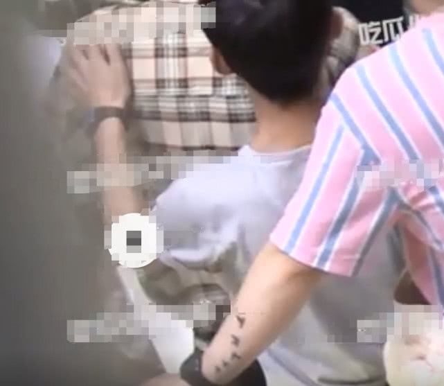 何炅和小鲜肉携手逛街,何炅与神秘男子深夜街头亲密互动