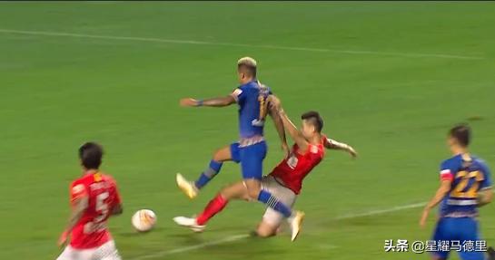 恒大卡纳瓦罗暴怒视频,广州恒大火爆内讧两年轻球员互殴