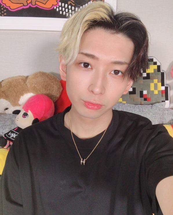 日本帅气第一网红买豪表炫富！全球仅一块，204万他全拿现金付