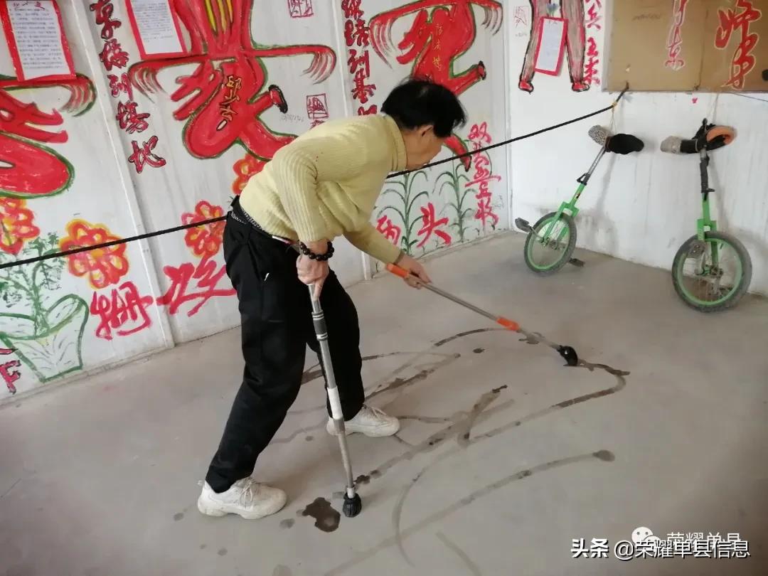 大衣哥朱之文的家乡：88岁的赵鸿燊能倒立、骑独轮车