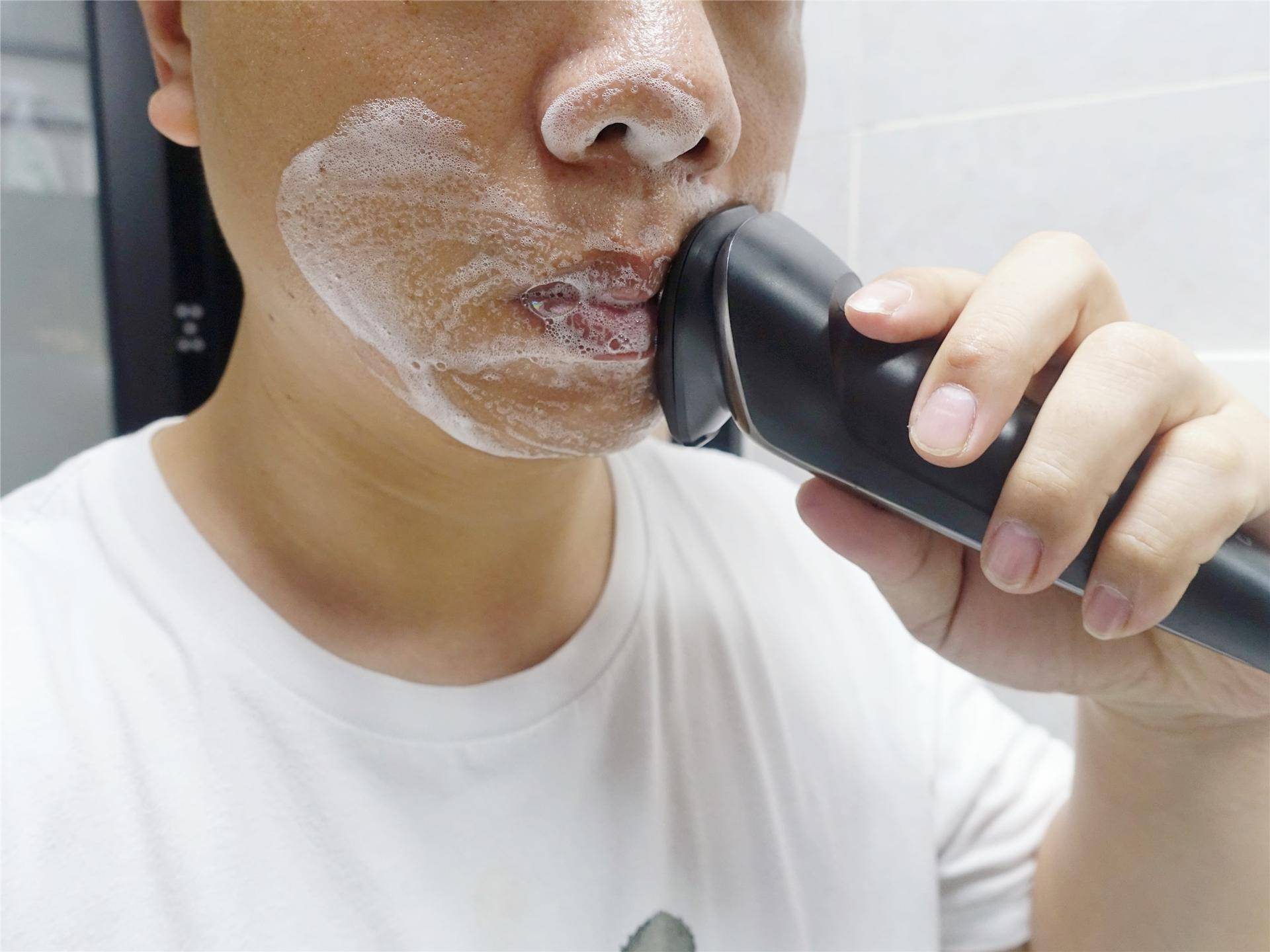 飞利浦电动剃须刀s2306使用方法,飞科剃须刀fs903和飞利浦s2302