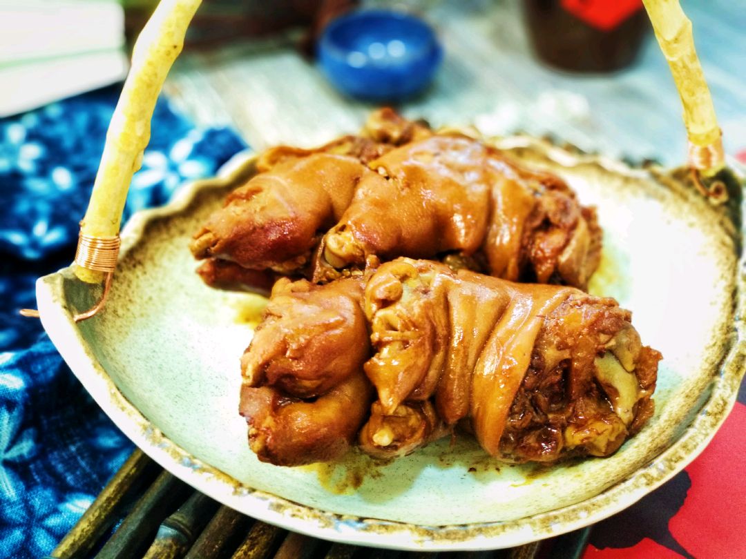 好吃又划算的酱卤猪蹄软糯q弹,皮开肉绽这道菜