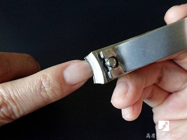 指甲已经剪错怎么改,指甲很厚很硬剪不动应该怎么处理