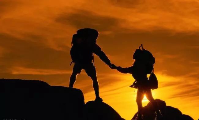 三名驴友迷失深山民警搜救失败,8名驴友进山探险被困20多公里