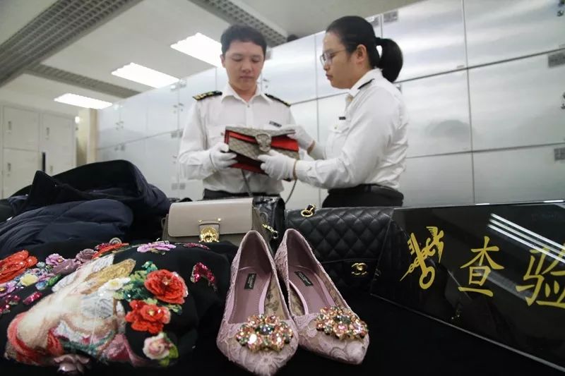 过海关一次可以带多少件衣服,海关能带多少东西过关