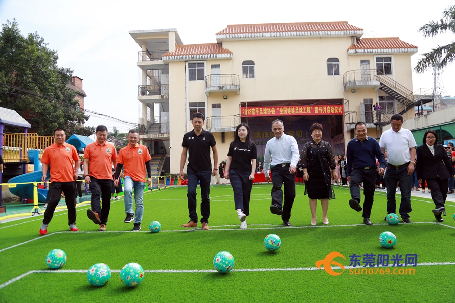 足球从娃娃抓起原视频,足球教育从幼儿抓起