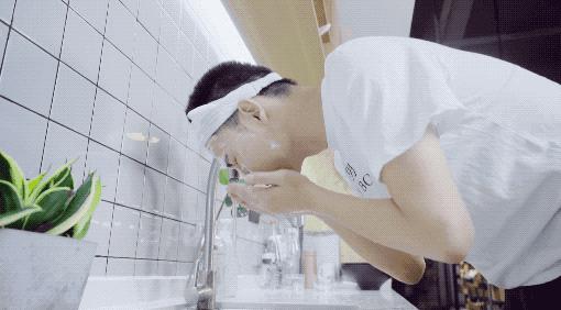 鼻子外面挤出来的白色东西臭臭的,鼻子头上挤出来的白色东西是什么