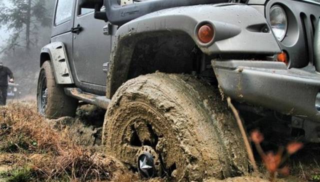 开车遇到泥路怎么解决,泥泞路上行驶需要注意什么