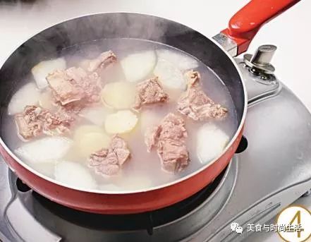 荸荠雪梨鸭汤，荸荠与雪梨甜脆多汁，搭配鸭肉煮汤，汤汁甜润可口，还可润肺止咳哦