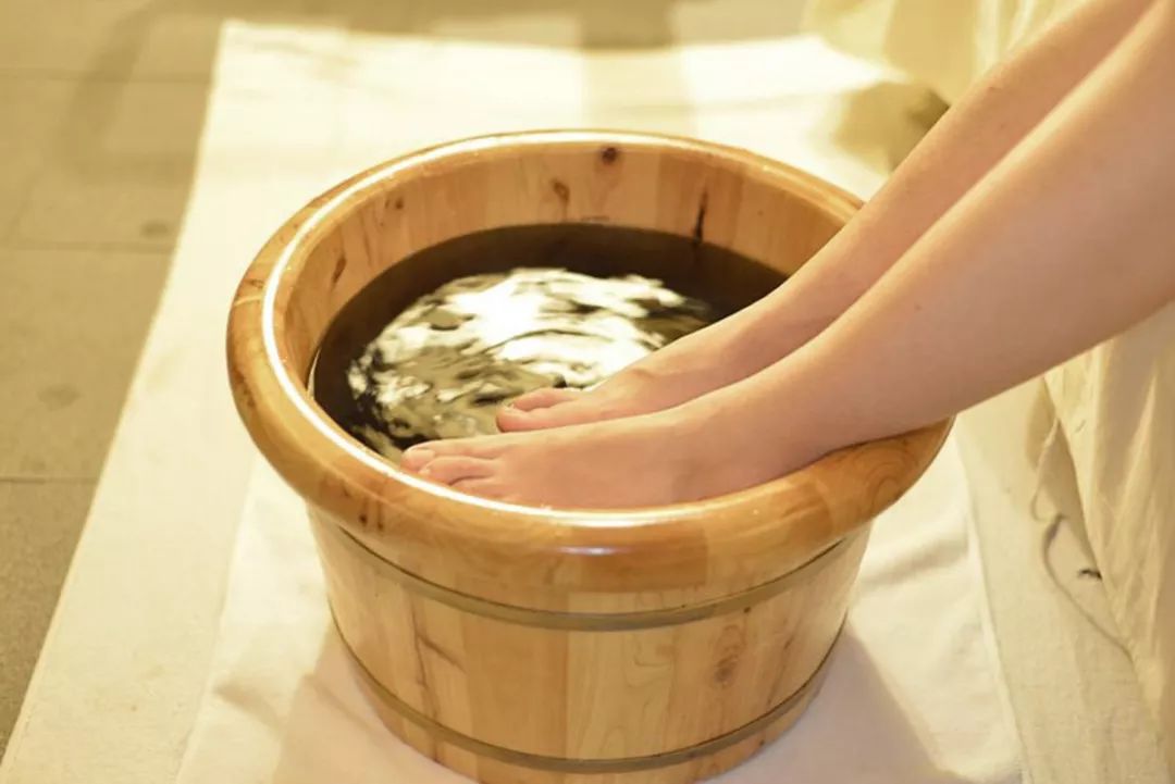 秋冬用什么泡脚对皮肤好,秋冬泡泡脚全身轻松