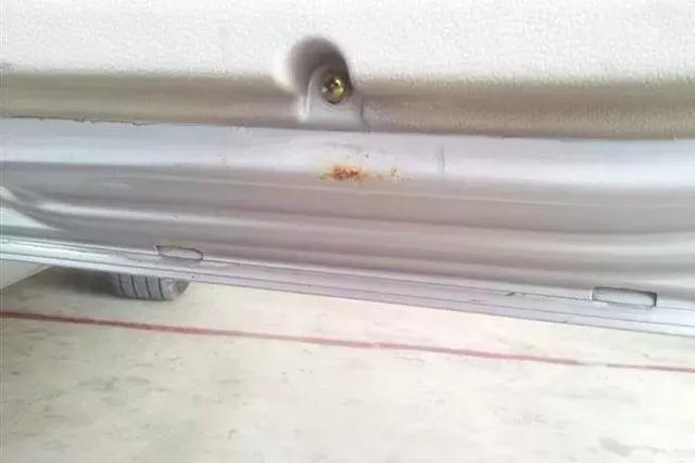 车子被喷到飞漆怎么能清理掉,车子小刮蹭怎么处理