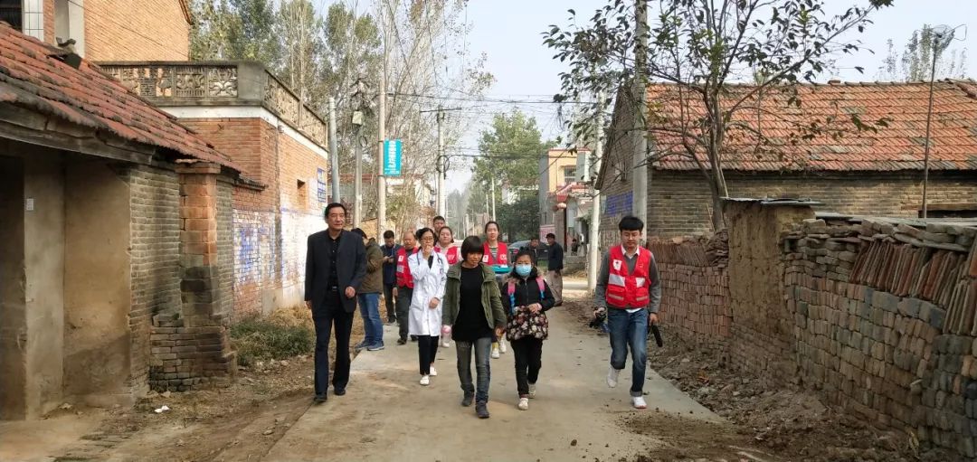 中国红基会与香港“黄福荣传爱基金”探访河南再障患儿