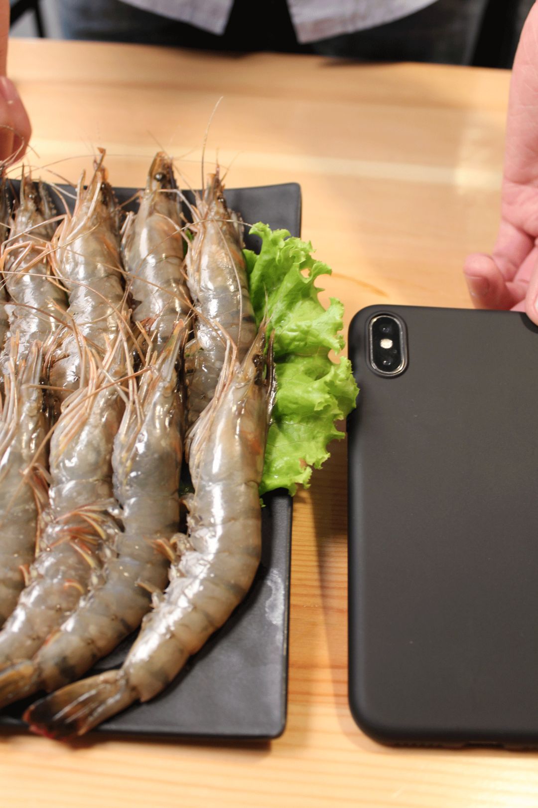 青岛这家进口海鲜店，竟把工厂开到了食客眼前？用自助价格吃怀石品质！