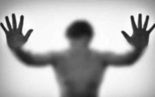 杭州两小伙近半年睡醒后总觉得屁股痛，这竟跟40岁离婚男同事有关……