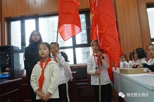 致敬少先队员喜迎建队日,向国旗敬礼少先队建队日