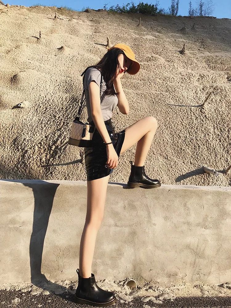 气场全开帅气,搭配黑色皮衣高跟短筒靴霸气个性