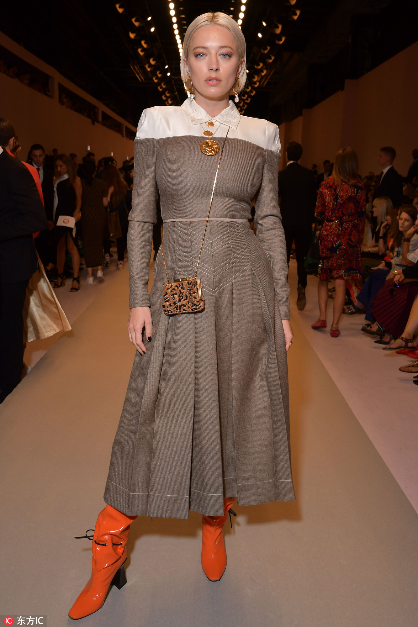 穿那么厚也能做行走的发光体？你的漆皮够亮么！