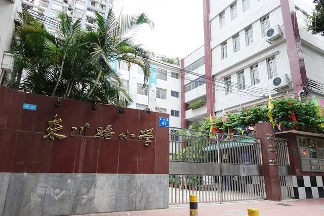 张敬轩住过的这条老街，随便几家美食店，加起来超过150岁！