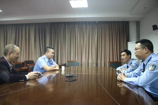 女司机开车敷面膜违法吗,的士司机敷面膜