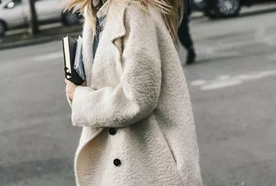 大衣不用熨烫怎么去褶皱,大衣不用洗的办法