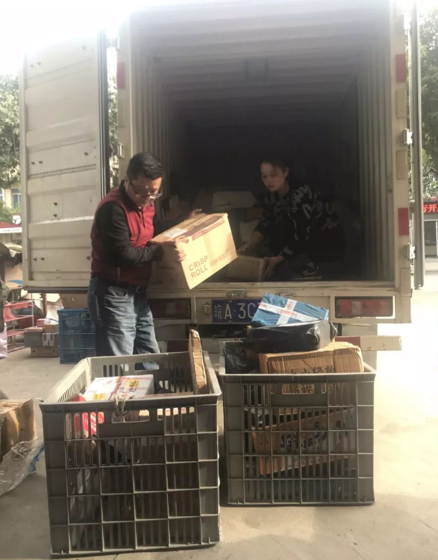 小店老板换了三台车，还买了套新房，农村网购带火这门新生意