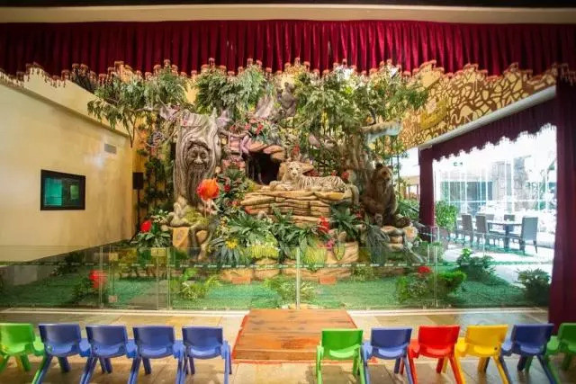 巨抵！399=2大1长隆小白虎餐厅自助午餐，边吃边睇白虎，周日不加收