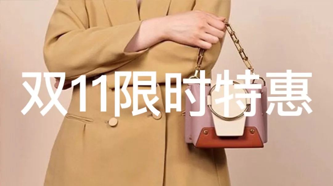 背上插满了flag表情包,背上挎的包包