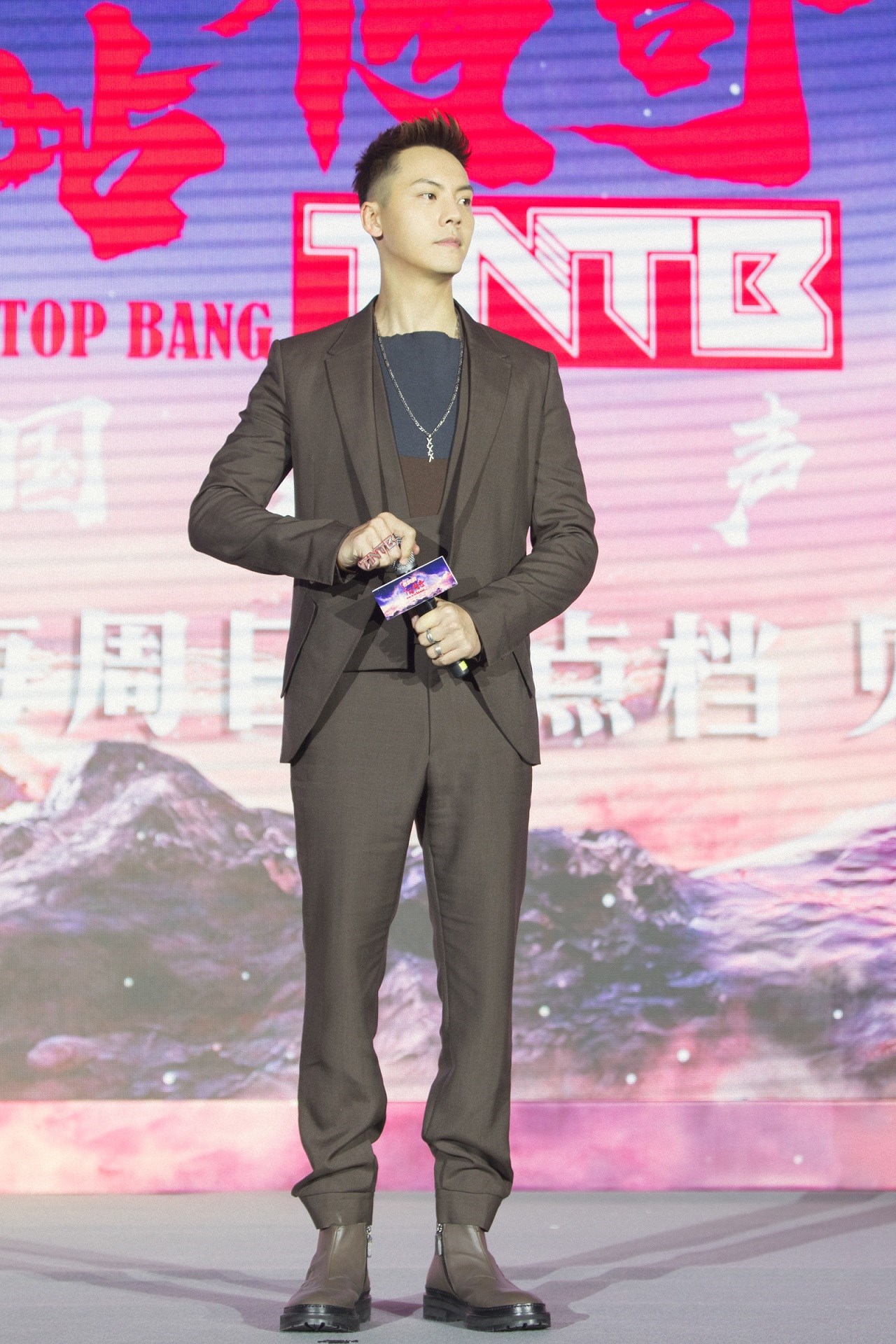 陈伟霆下一站传奇发布会,陈伟霆吃肠粉