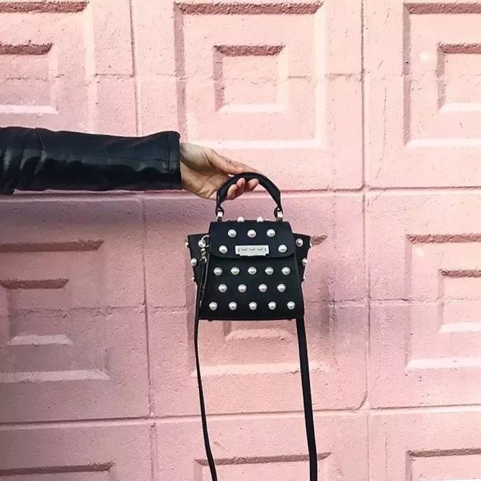 背上插满了flag表情包,背上挎的包包