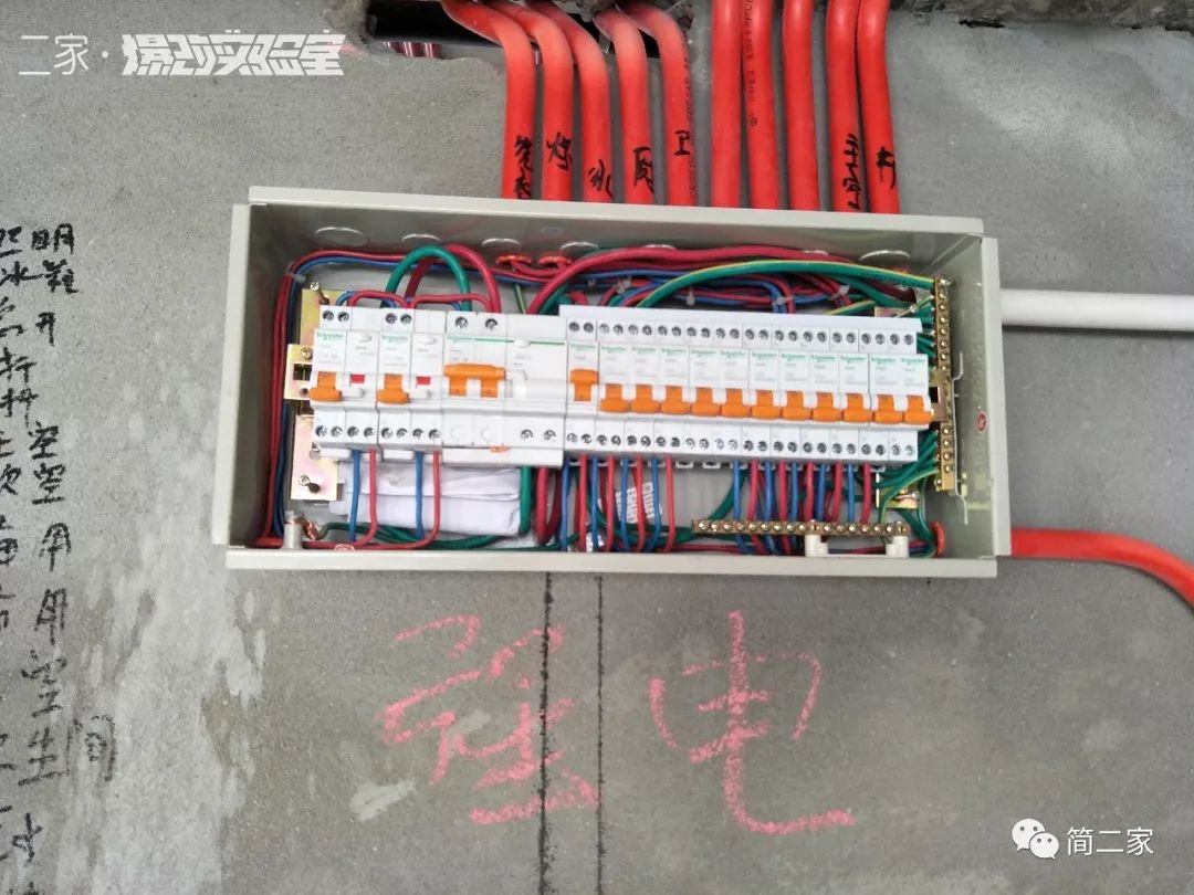 我们轰轰烈烈拆了10面墙，最后，在卧室吃上了烤翅……