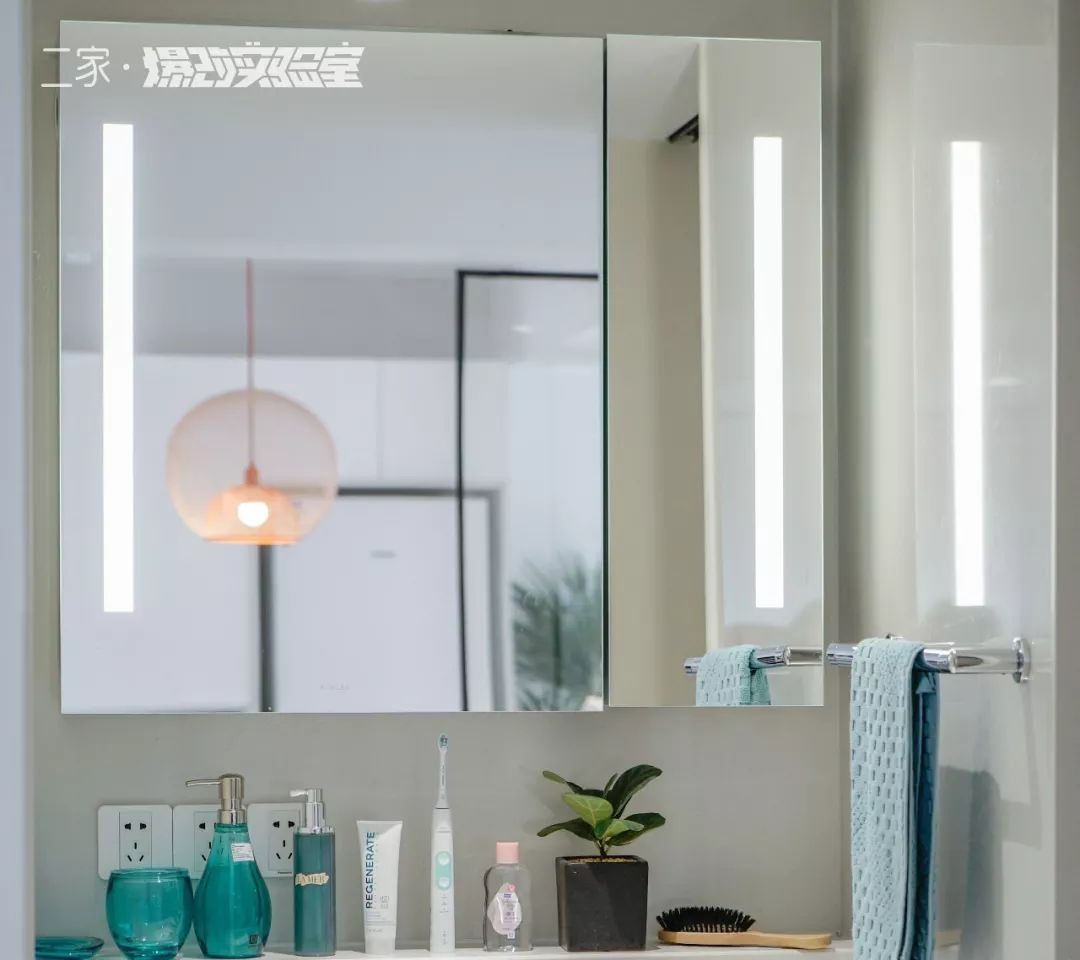 我们只在卫生间换了一头门，神奇的事情……发生了