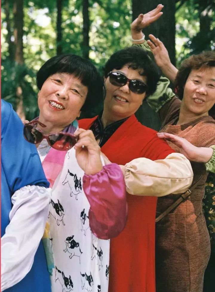 中国大妈才是地球上最敢穿的街头王者!当红时尚单品都是你妈玩剩下的